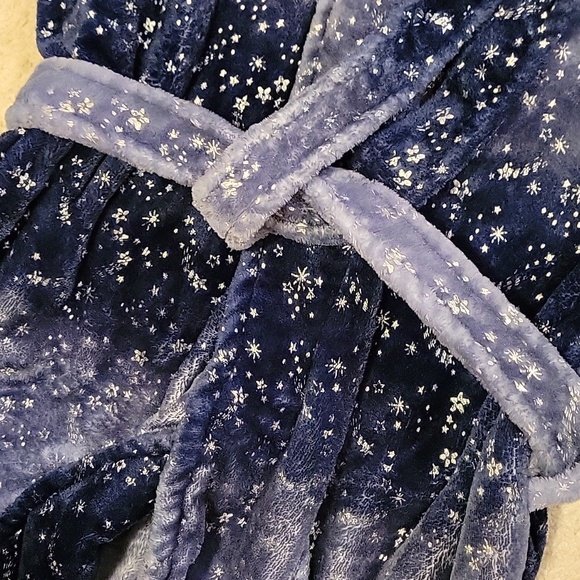 Shrinking violet womens medium robe - Picture 3 of 3